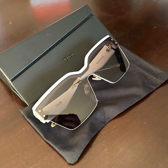 Dior White and Gold 4MU Sunglasses - Picture 3 of 6